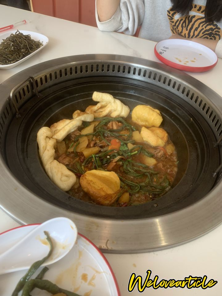 东北铁锅炖 确实好吃，但得找一家信得过的，不然容易拉肚子