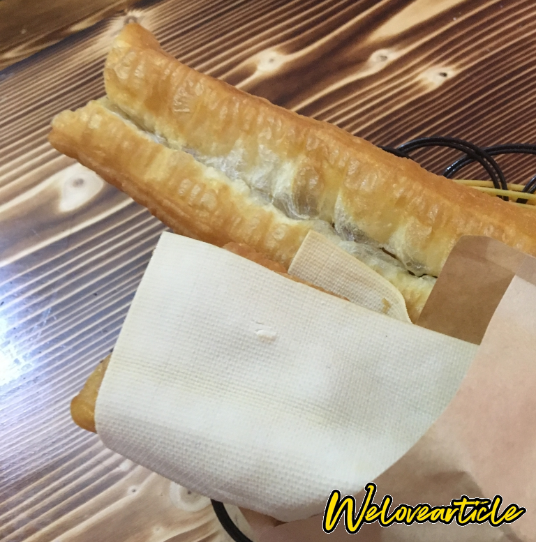 信阳的豆皮太好吃了，卷上现炸的油条和新鲜的黄豆酱，不加葱，不加葱，不加葱，再配合新鲜的豆浆，绝美！因为豆皮好吃，所以这个好吃，现在油条用的都是氢化油，不能多吃，偶尔吃一下得了，除非自己炸油条。
信阳市的豆皮好吃，豆腐也好，光山的豆油好，豆腐渣好，两者侧重点不一样。吃豆皮吃市区的，现在已经有品牌了，吃豆油买光山的。