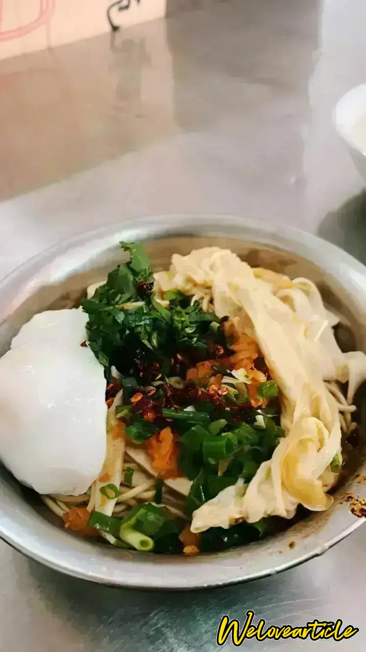 红油热干面比武汉的麻酱热干面好吃多了，干爽热辣，5块基本能撑到中午，96年的时候5毛一碗，现在涨10倍了，信阳的没有豆芽可以加豆皮，光山的都有豆芽但是没有豆皮可以加